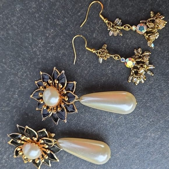 Vintage Black Gold Metal Floral Drop Fuax Pearl Clip On Earrings - Picture 15 of 15